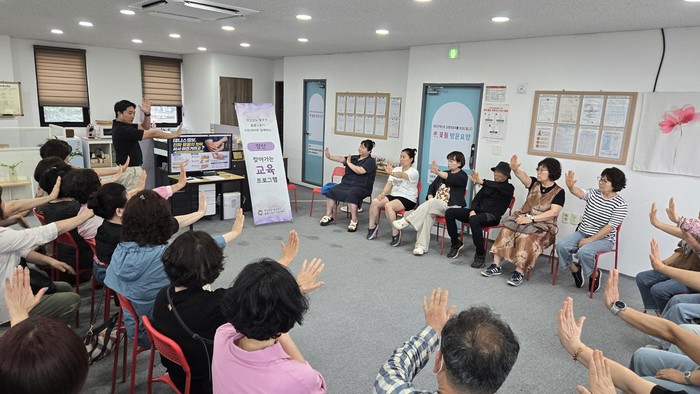 기존 기업 교육 페이지에 게시된 단체 실습 사진